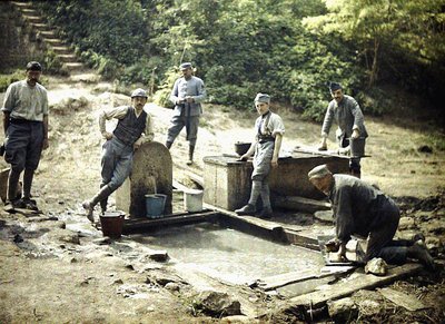 Sechs französische Soldaten mit Eimern und Wäsche an einem Brunnen, Soissons, Aisne, Frankreich, 1917 von Fernand Cuville